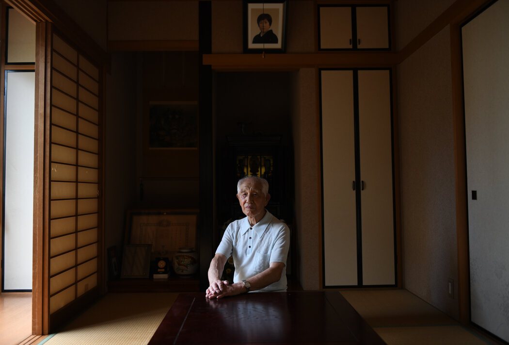 大馆和夫在自己的东京家中。他把在日本海军当飞行员的经历写成了《神风特攻队回忆录》一书。