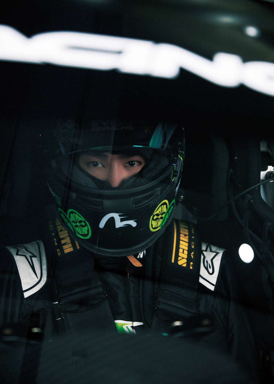 85号车手准备就绪,炫酷大片来袭.#王一博赛车服造型出发