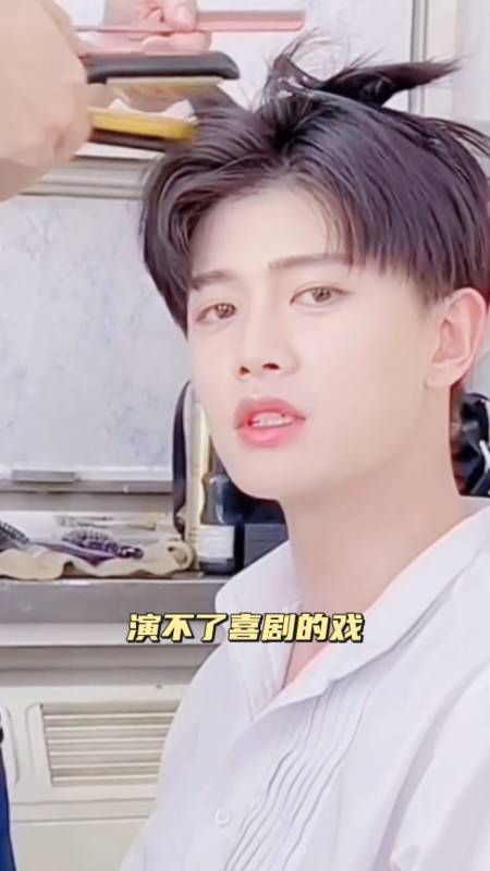 任嘉伦讲述第一次参加春晚演小品是一件很荣幸和光荣的事,期待你更多