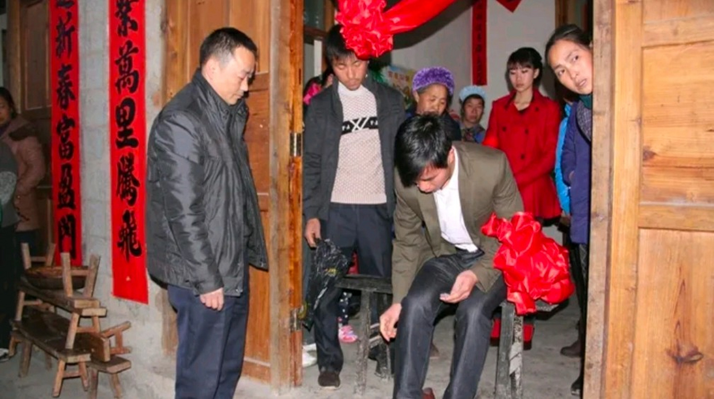 妻子说完,把家里堂屋的大门狠狠关上,这深更半夜的,上门女婿小豆能去