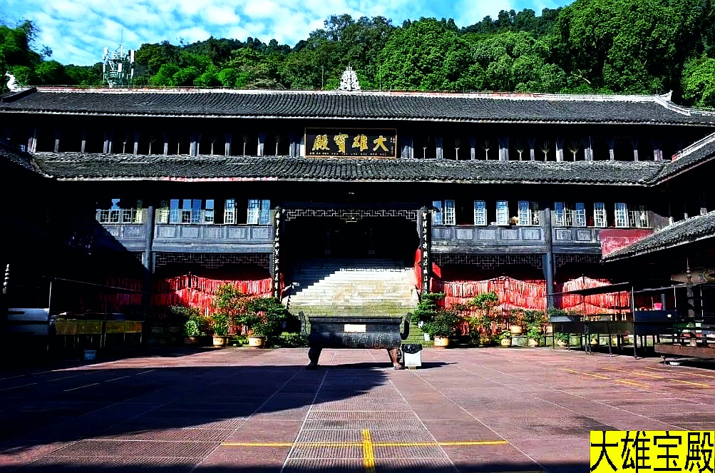 峨眉山上有五百罗汉堂的寺院伏虎寺