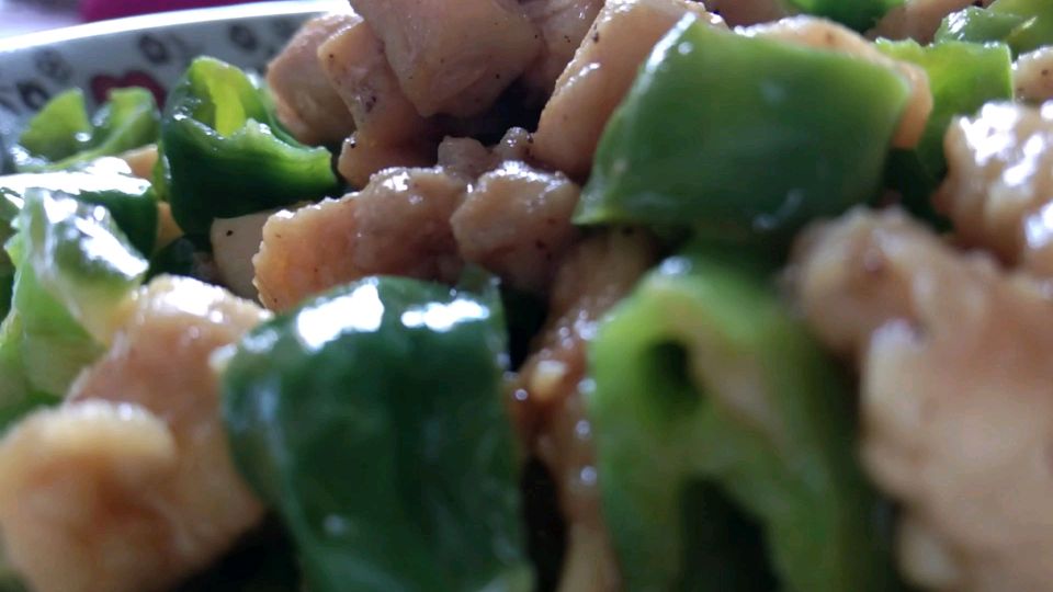 强子今天做了青椒炒鸡胸肉,香辣嫩滑,超级好吃