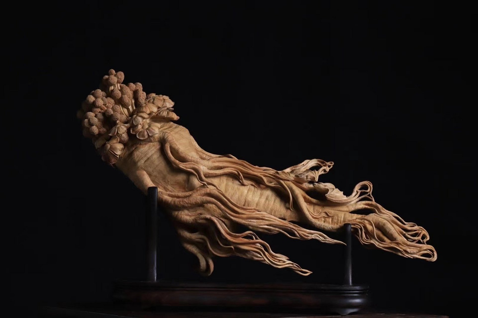 老山檀 | 人参  随形巧雕人参,形态饱满,根须极其自然精细,整体雕刻刀