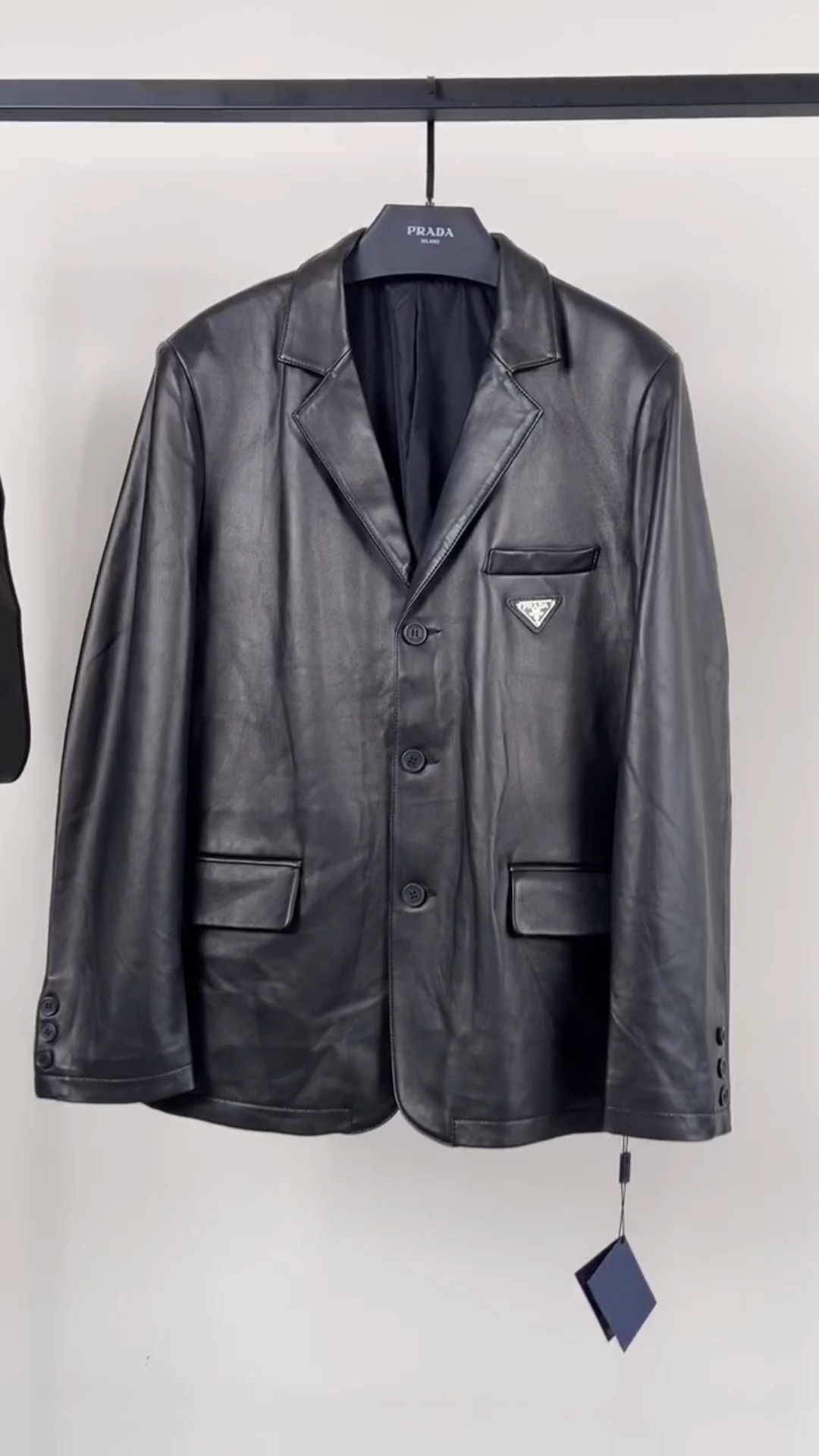 普拉达西服皮衣外套黑色系格外时尚,商务典范魅力让人眼前一亮