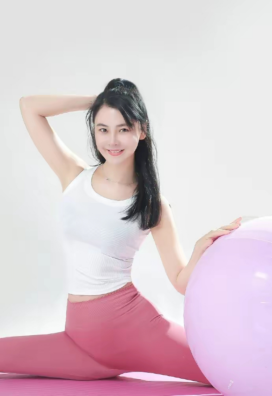 亚洲小姐冠军吴丹运动写真,身穿白色露脐装粉色紧身裤,妩媚动人