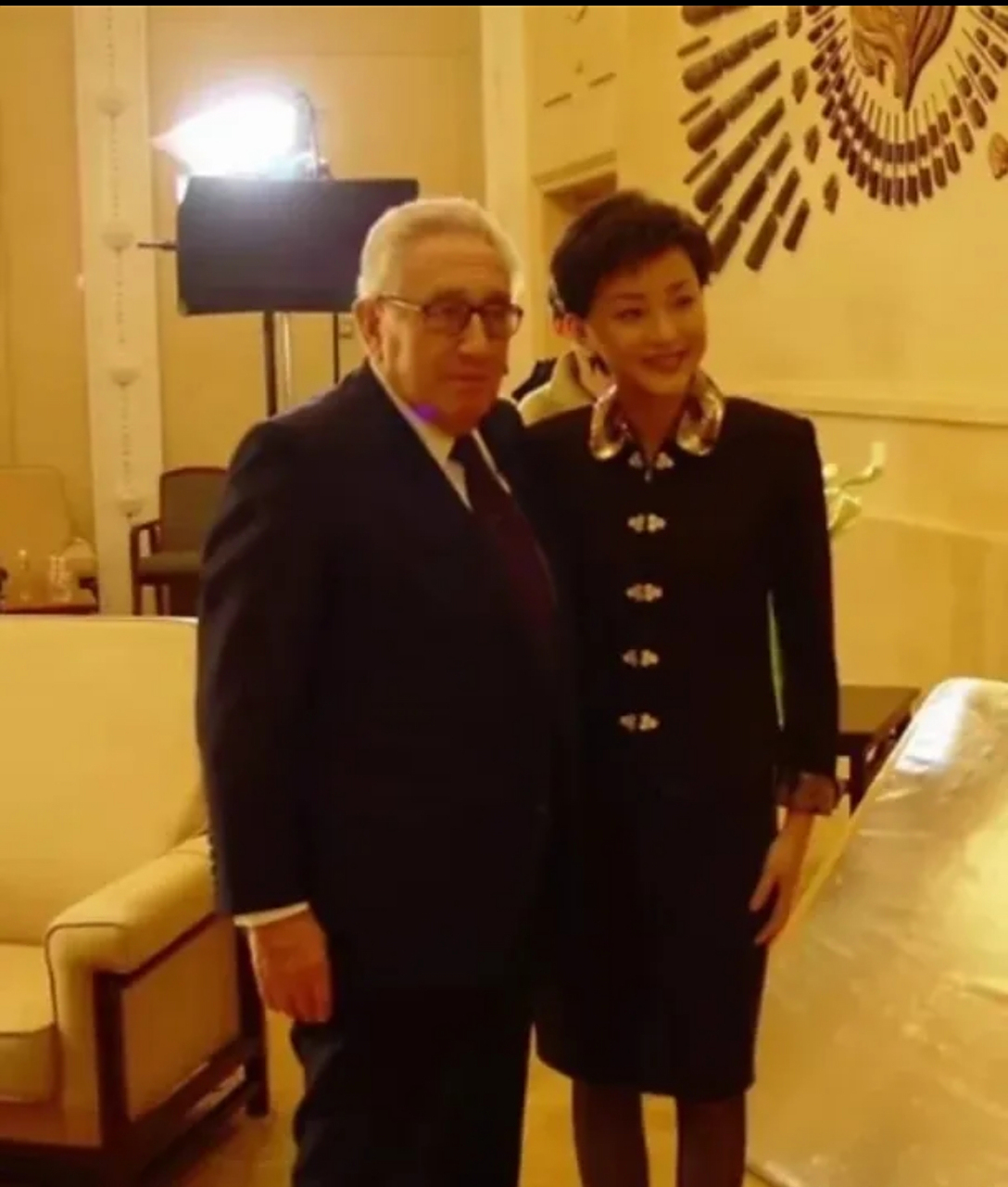 杨澜分享基辛格访华采访,百岁美国老人基辛格来华访问,做为中国人的老