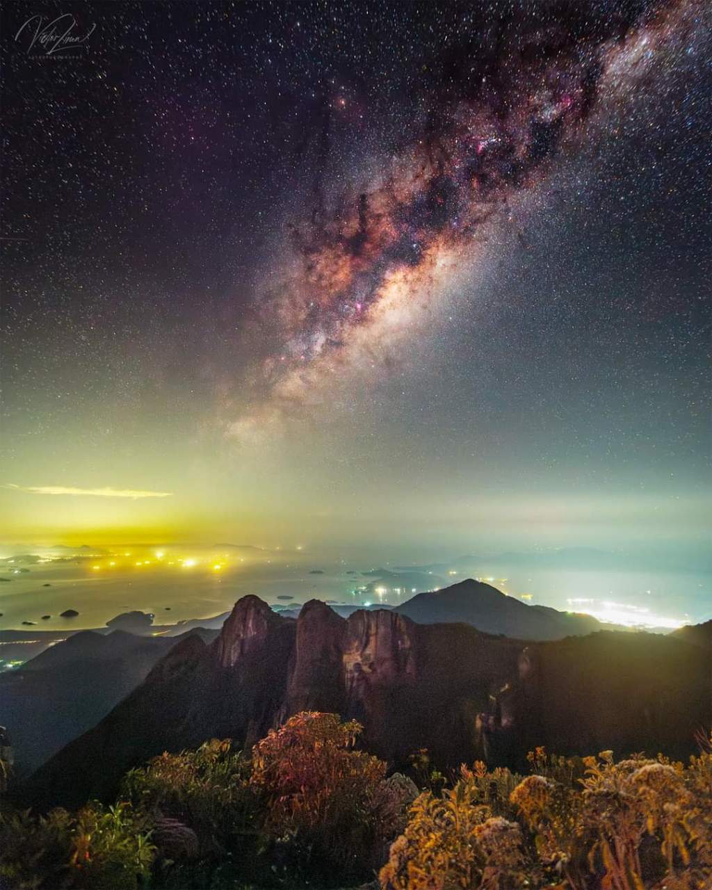 这张照片是在巴西库尼亚地区的佩德拉达马塞拉拍摄的,它的银河云盘旋