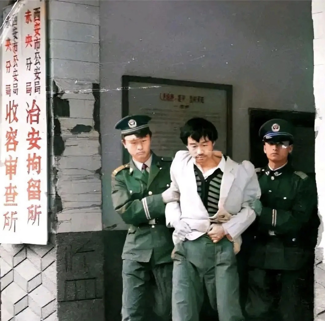 程鹏是银川人,从小家庭条件优越,丰衣足食,父亲是宁夏一位副厅级的
