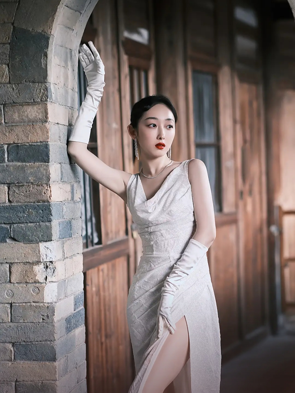 她凭借自己姣好的身材和较高的颜值,吸引了众多人的关注.