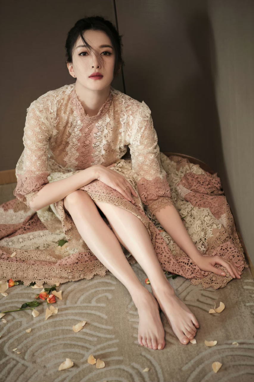 江疏影# 一袭碎花裙,甜美可爱,妩媚多姿,风情万种纤纤玉足,性感撩人