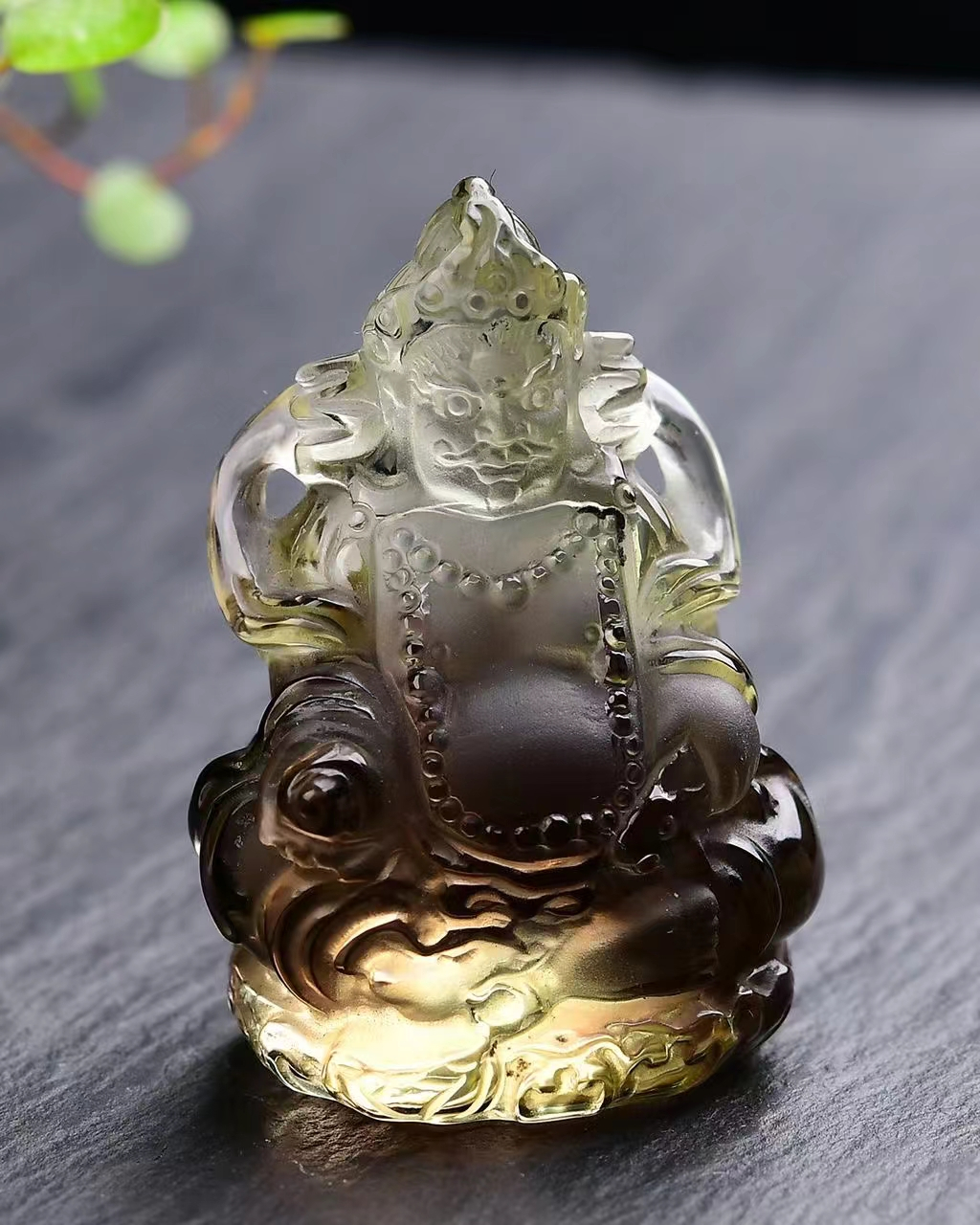 天然巴西黄水晶黄财神摆件,雕工非常繁琐,需要雕刻师傅精赞的技术!