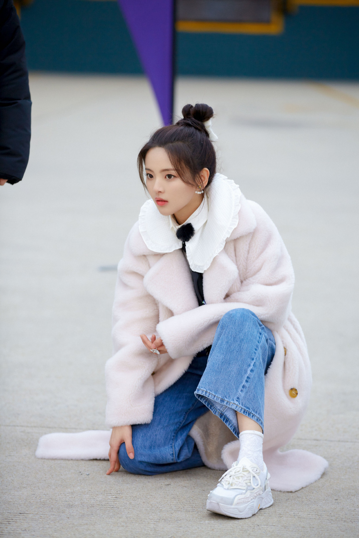 杨超越丸子头搭配羊毛绒大衣!可爱感十足!被好多时髦精效仿!