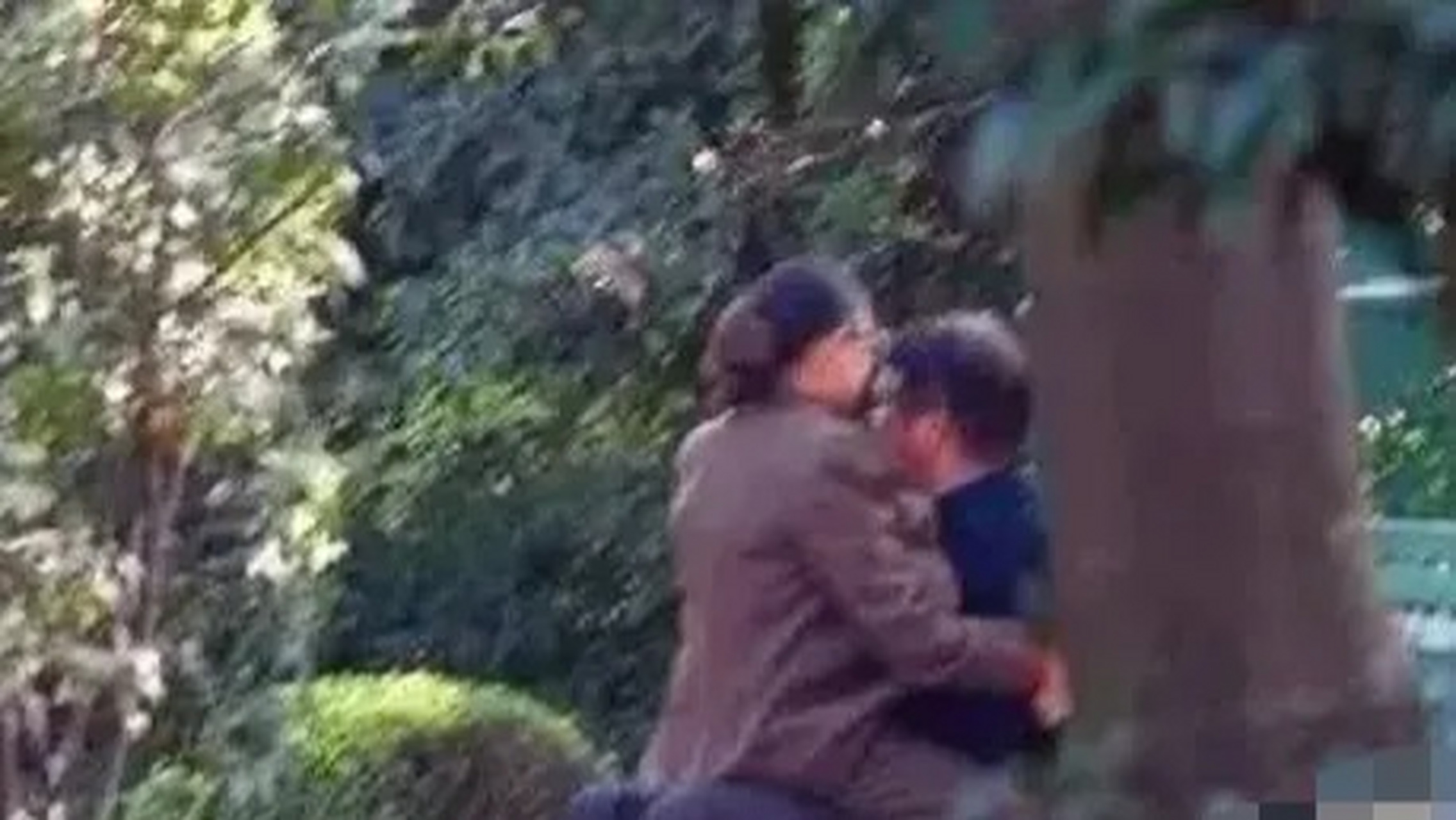 50岁大妈在小树林,正在以30元的价格卖淫,被警察当场抓到.