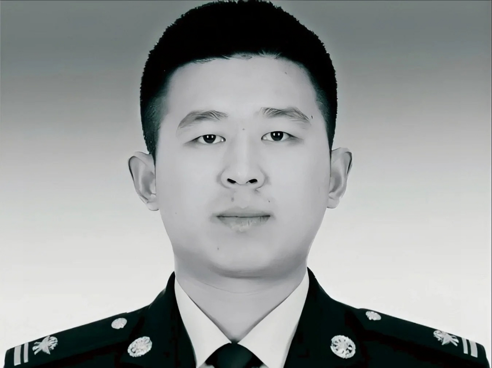 2023年7月31日,北京消防队员冯振在参加抗洪救灾任务的途中,展现出了