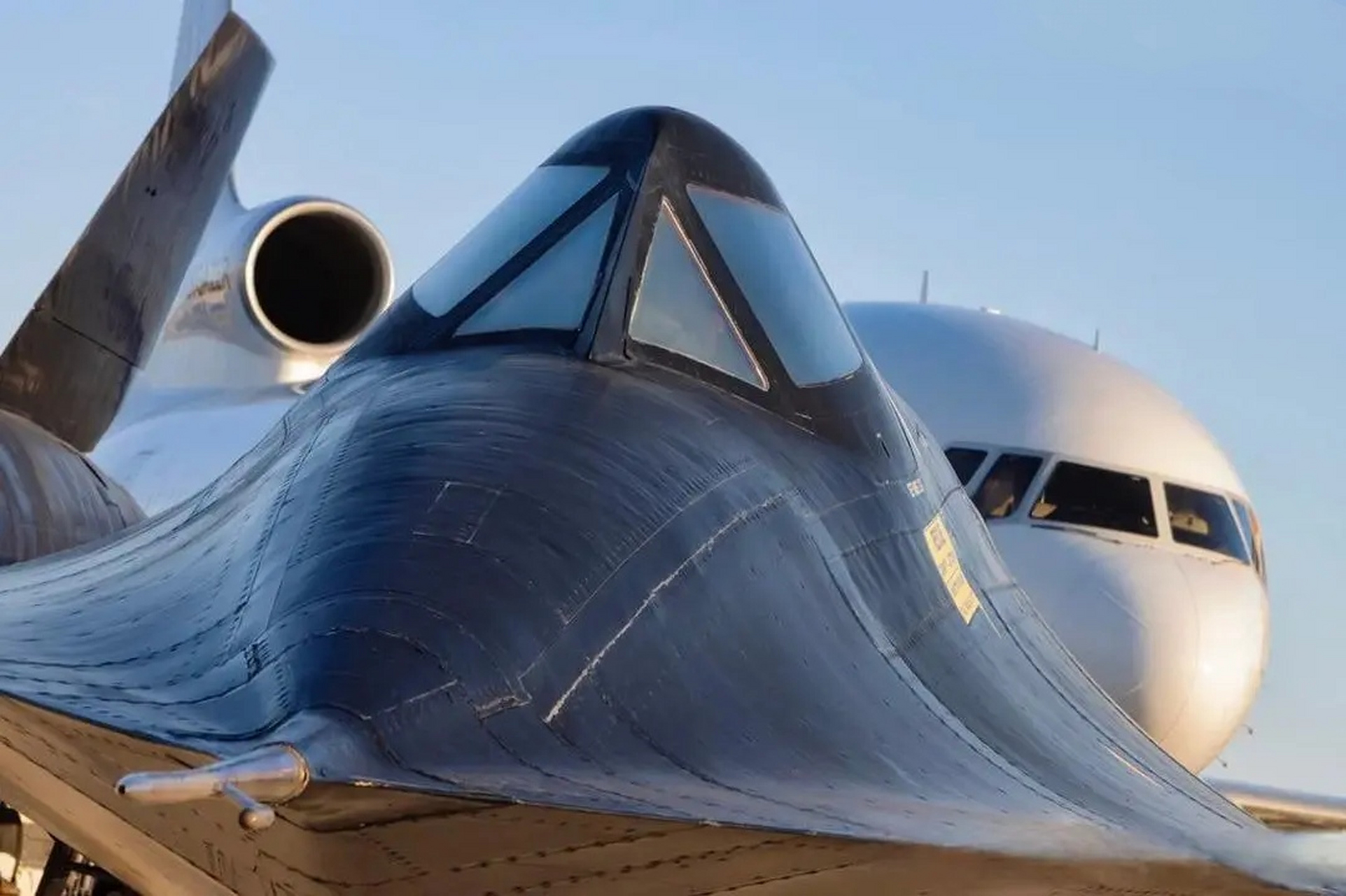 sr-71黑鸟是世界上闻名的双三飞机,高空高速外形还奇特,在高空驾驶它