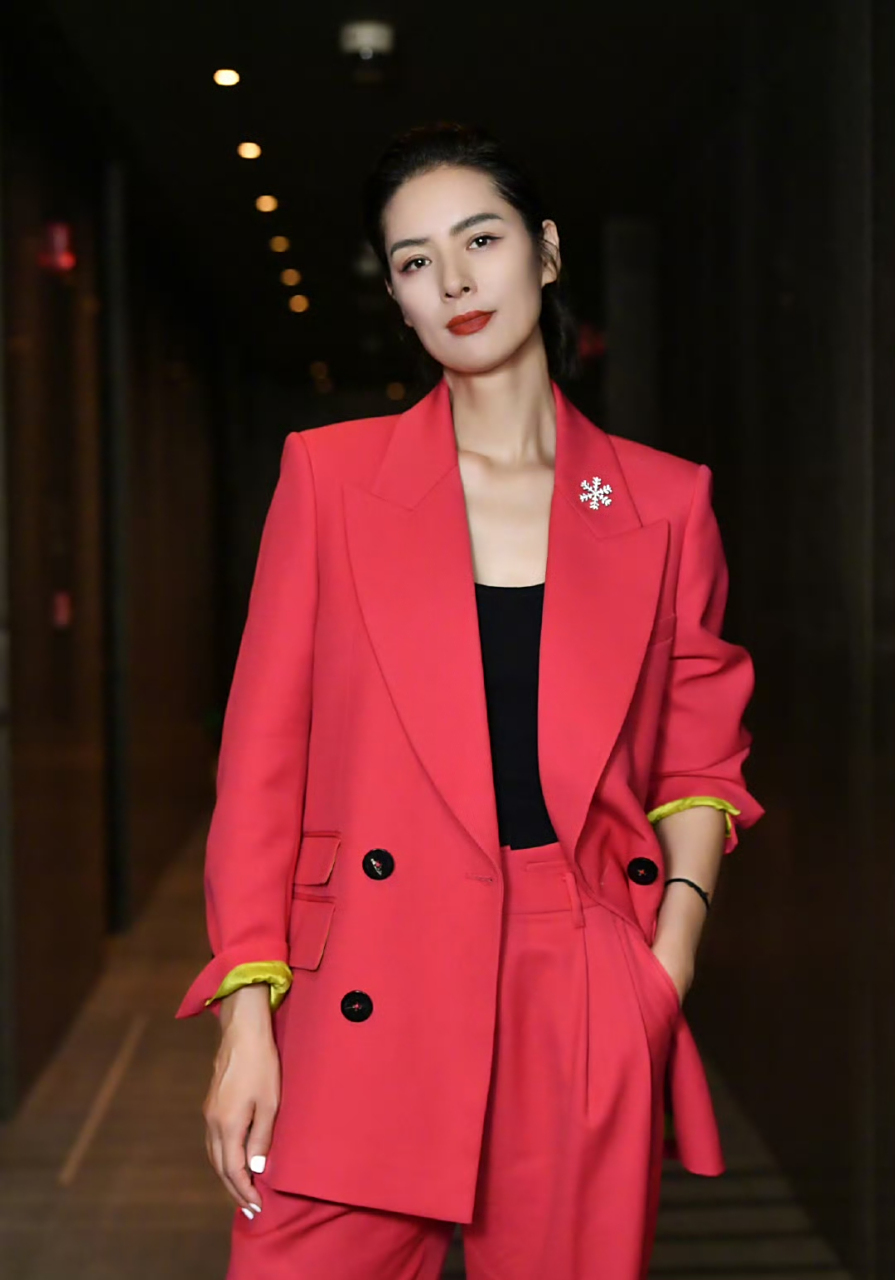 马艳丽果然是马艳丽 竟然把红色西装套装穿得这么好看 不但帅气干练
