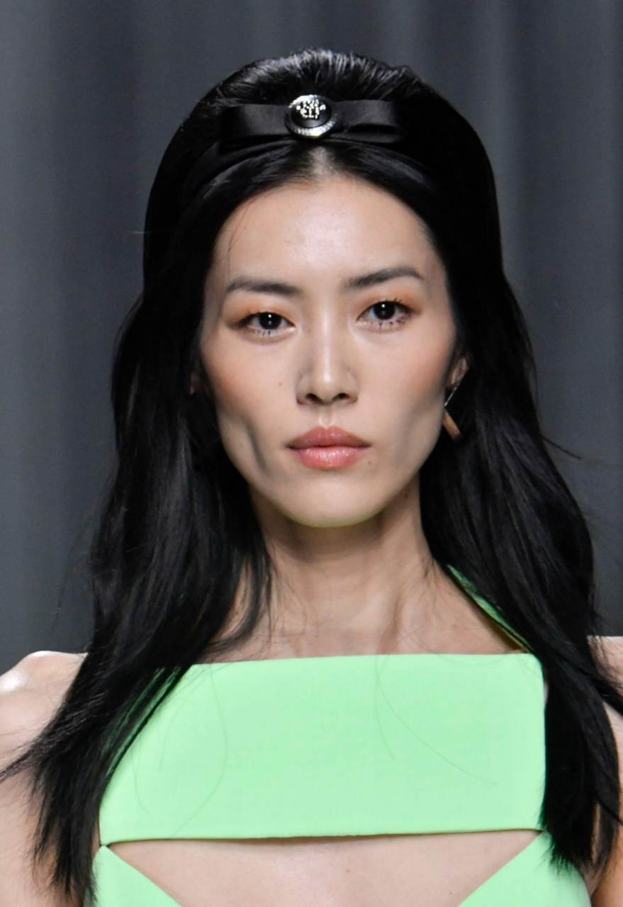 超模刘雯t台霸气侧漏,就是太瘦了,面部凹陷严重