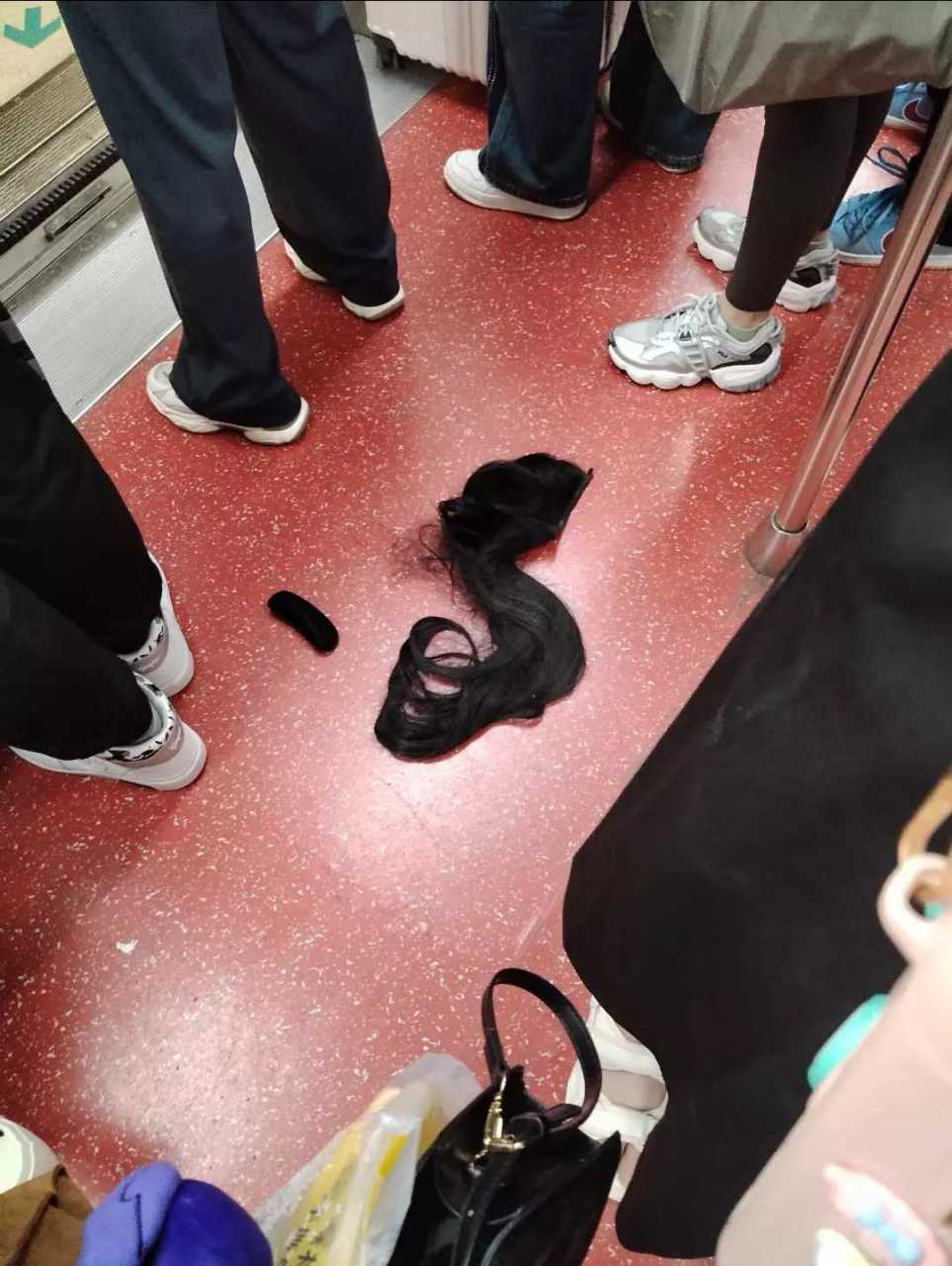 女生地铁挤掉鞋图片