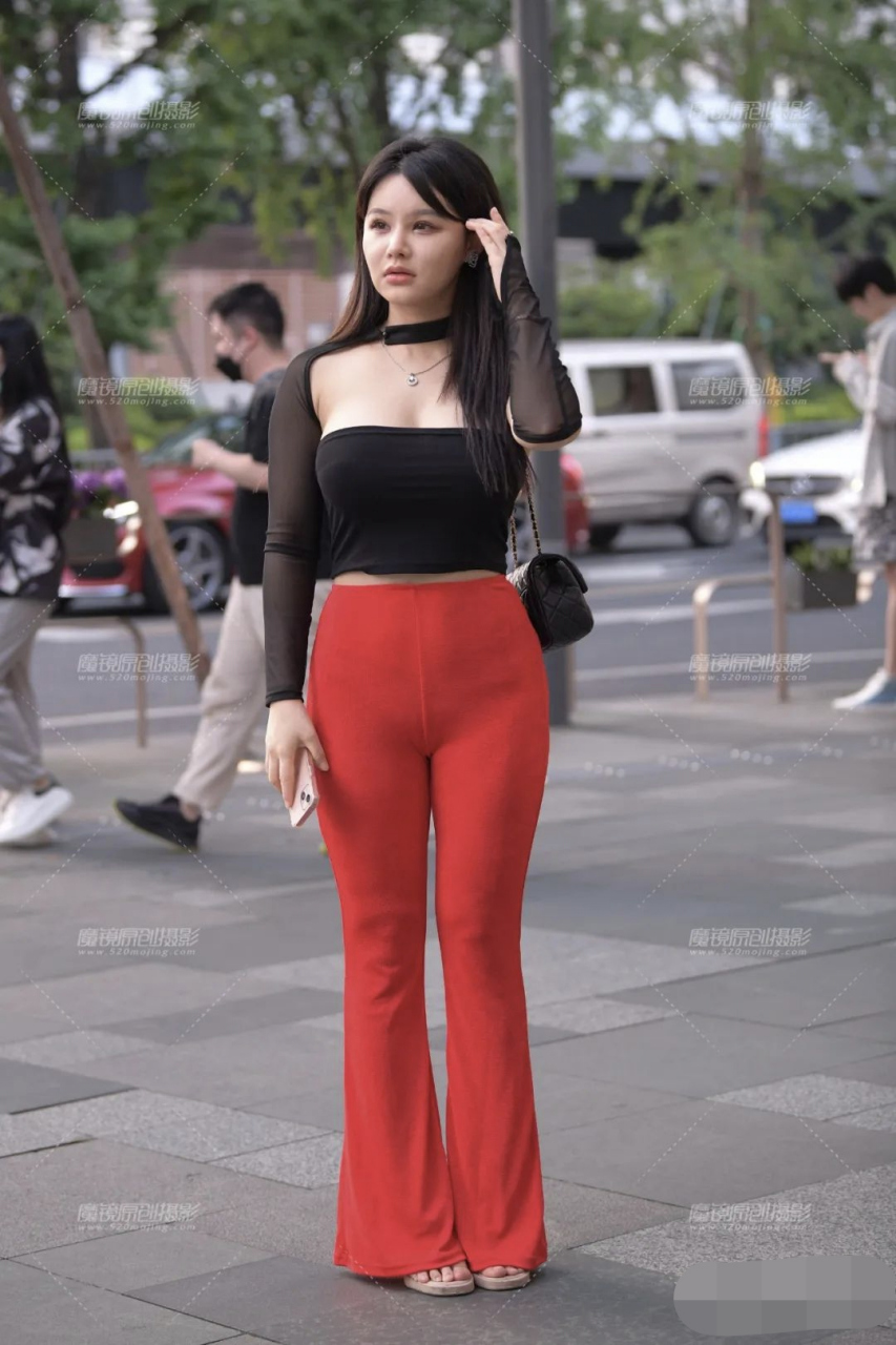 街拍丰满高挑热裤美女
