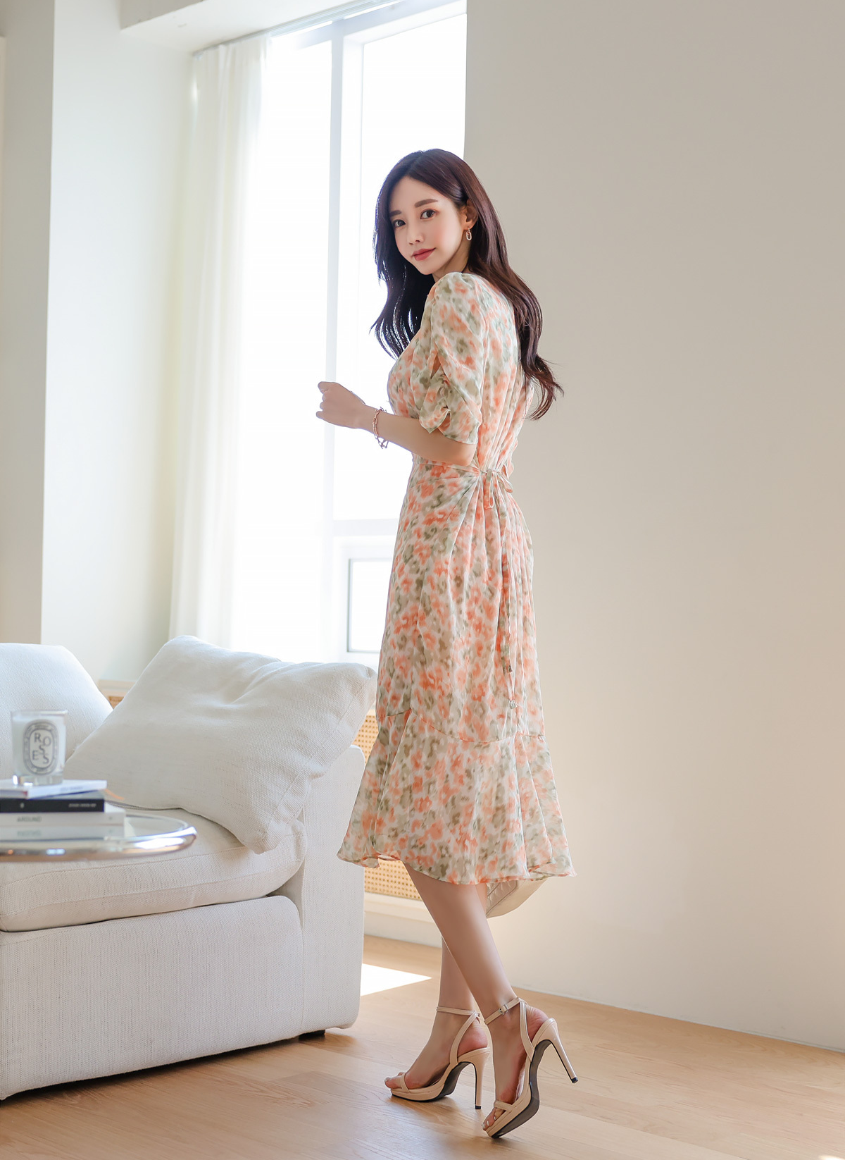 韩国女神孙允珠最新时尚搭配:伏尔塔瓦河畔仙橘芳野碎花裙