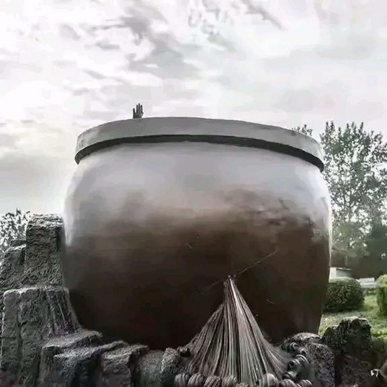 司马光砸缸救出的小孩叫上官尚,上官家族也是当地的名门望族,所以上官