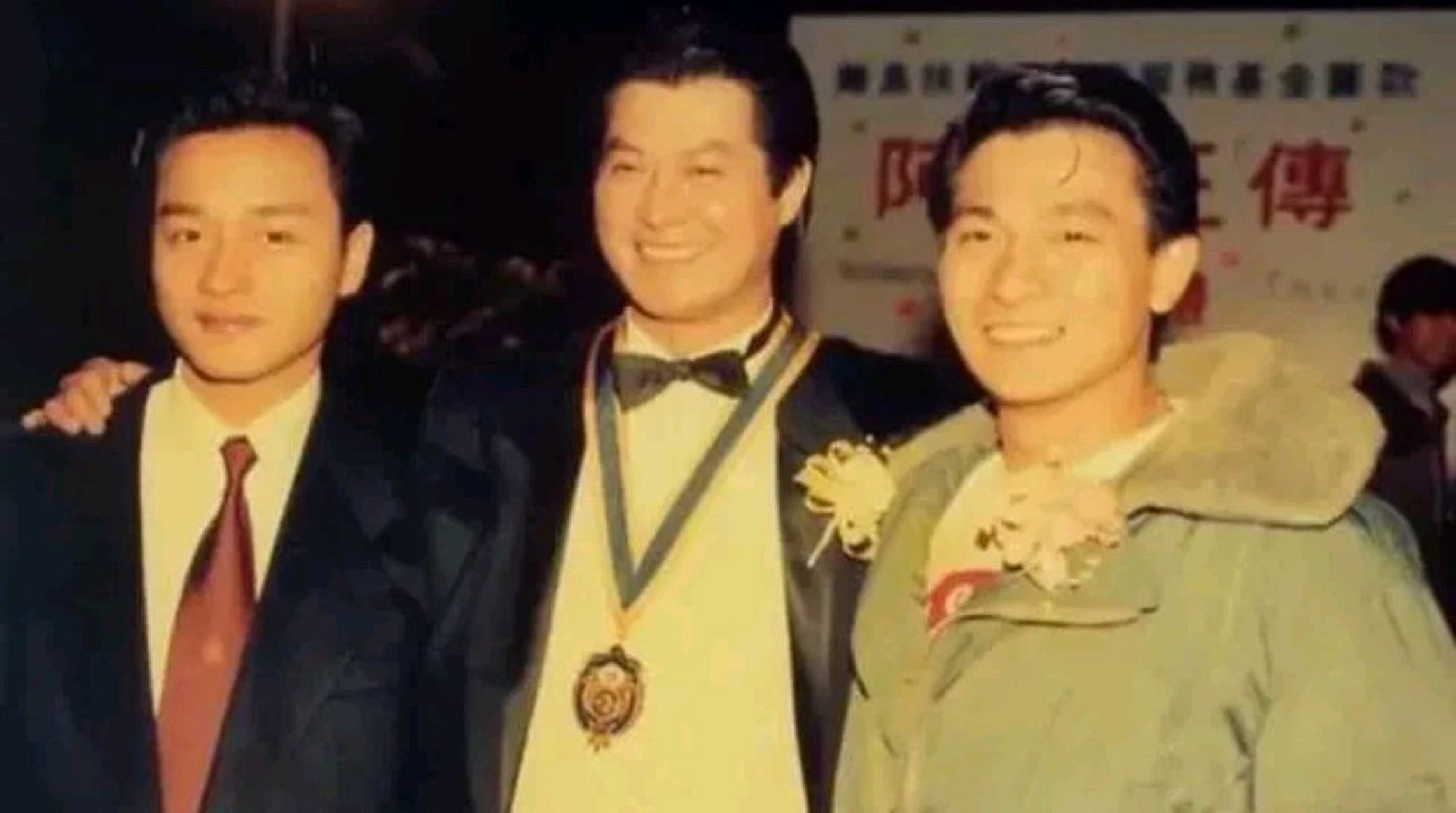 1993年,在影片的庆祝会联欢晚会上,一代武林巨头邓光荣指向成龙的鼻部