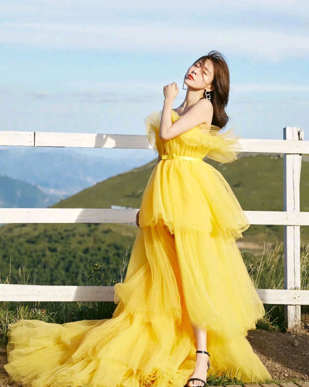 贾青一袭黄色连衣裙造型美丽动人,脑海里依然记得她在八仙里的角色,艳