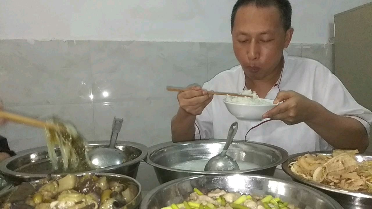 今日午餐:蒜泥白肉,蒜苔炒肉,芋儿鸡,炒空心菜,酸菜粉丝汤