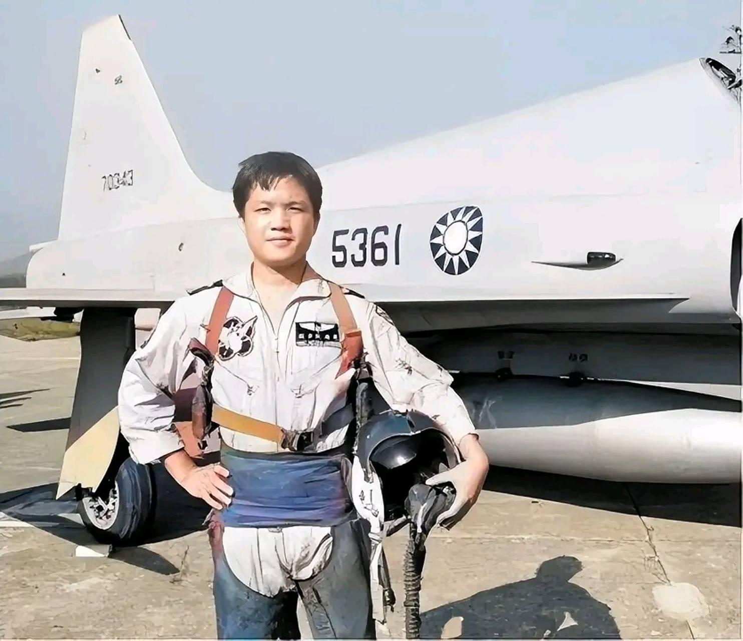 1981年,台湾省军官飞行员黄植诚驾驶先进战机投诚大陆.