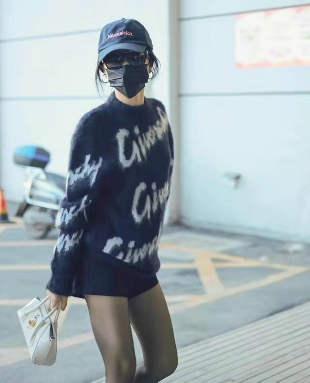 虞书欣穿着一身黑色的丝袜,这样的黑色丝袜也是直接勾勒出虞书欣一双