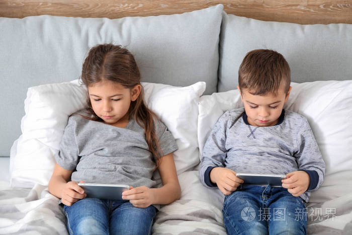 美国小孩看电子产品为什么近视少?
