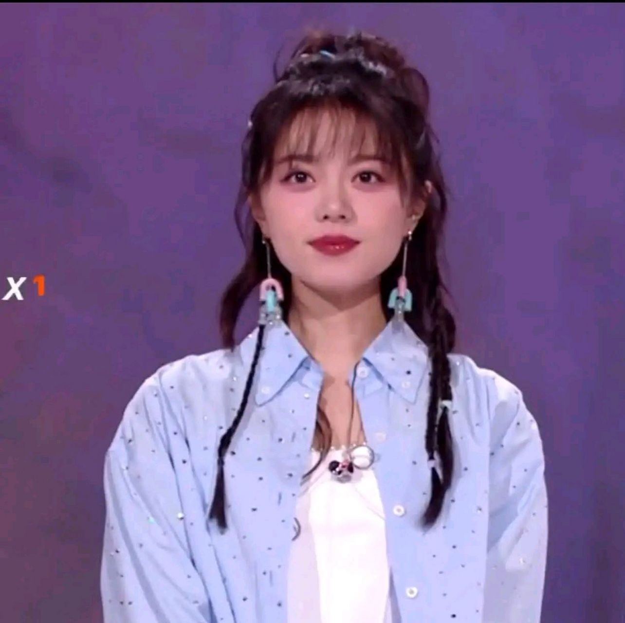 赵今麦这个大浓妆加上齐刘海,瞬间掩盖了她的颜值,乍一看怎么那么像李