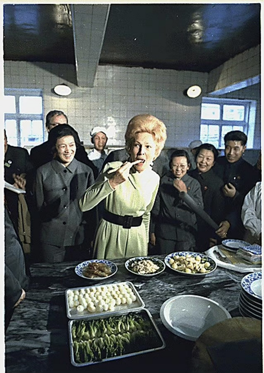 1972年美国总统访华,尼克松夫人在北京饭店的厨房品尝菜肴,看吃相