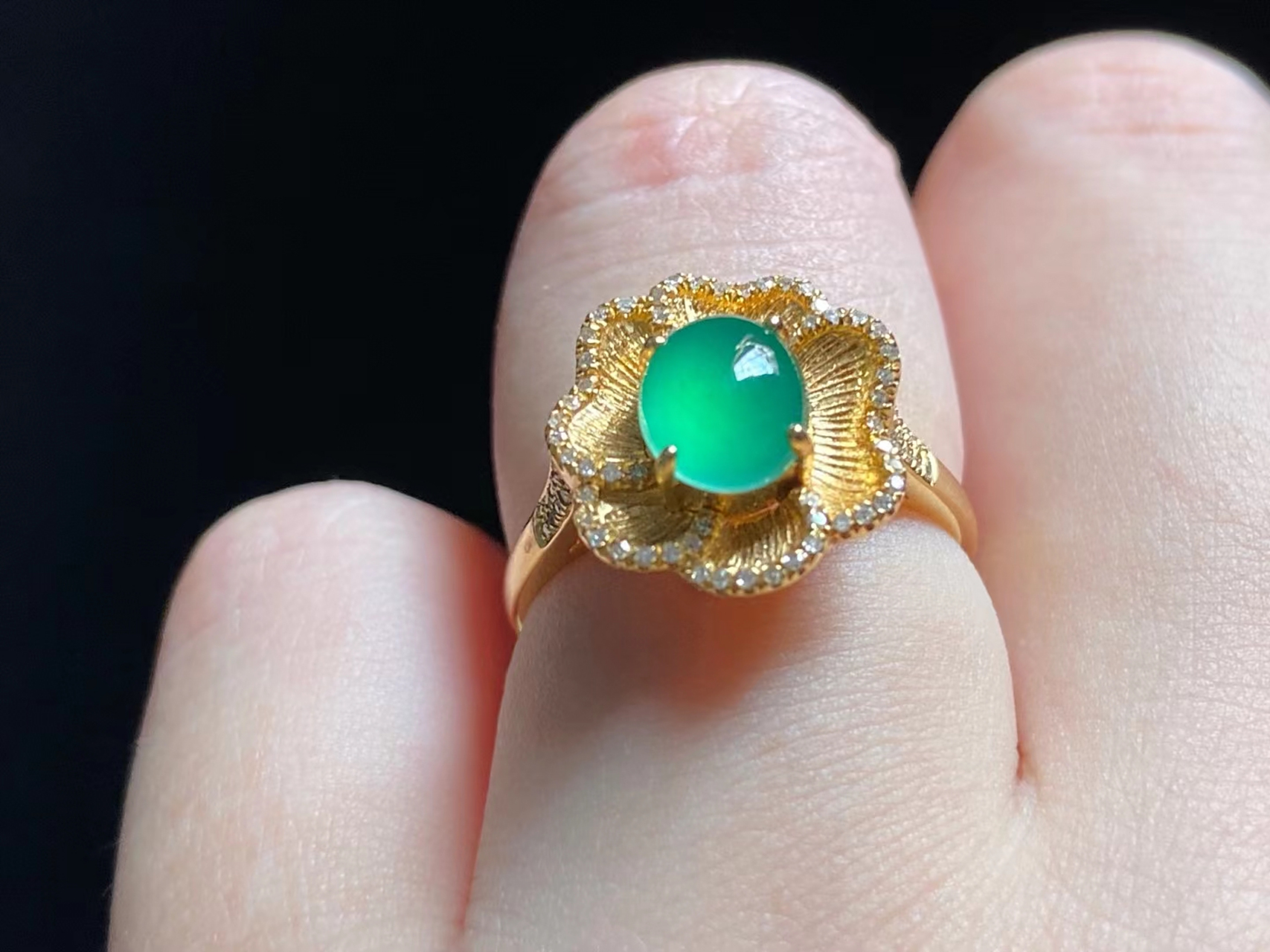 点击头像看直播# #翡翠# 辣绿戒指,种老色美,质地纯净,镶嵌后造型