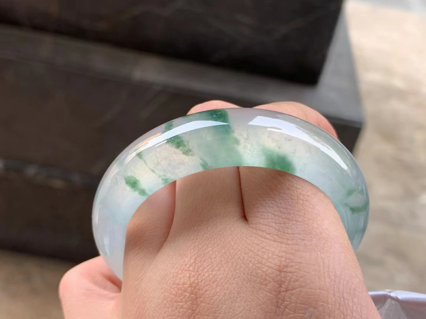 高冰飘绿花正圈手镯 老坑种高冰飘绿花手镯,这个手镯,是多少人都想要