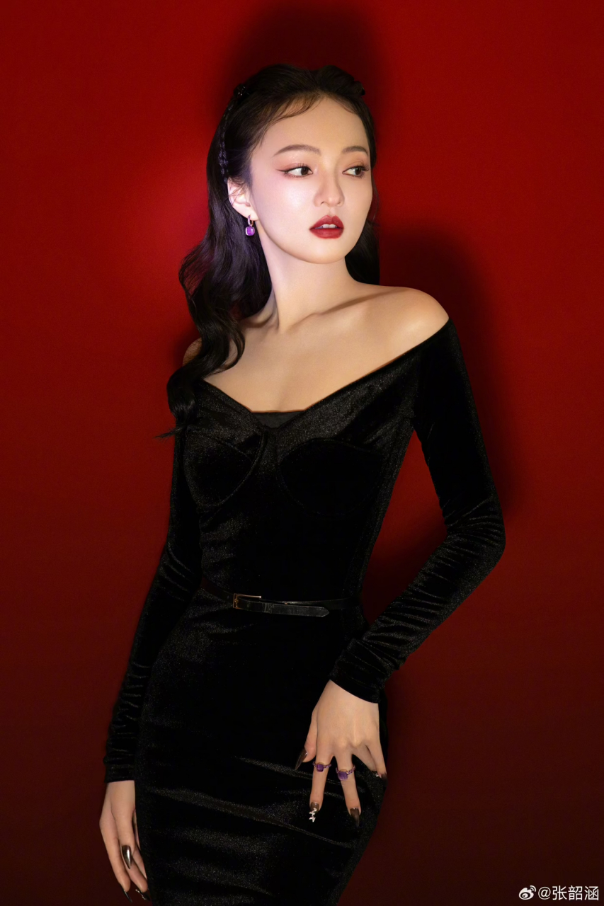 张韶涵的"纸片"身材好惹眼,穿紧身漏肩连衣裙亮相,气质很出众,43岁