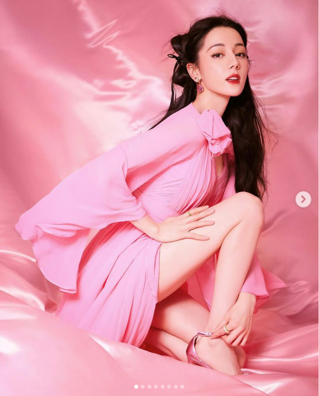 迪丽热巴穿着这件粉红色的裙子真的很漂亮,超级甜哦.