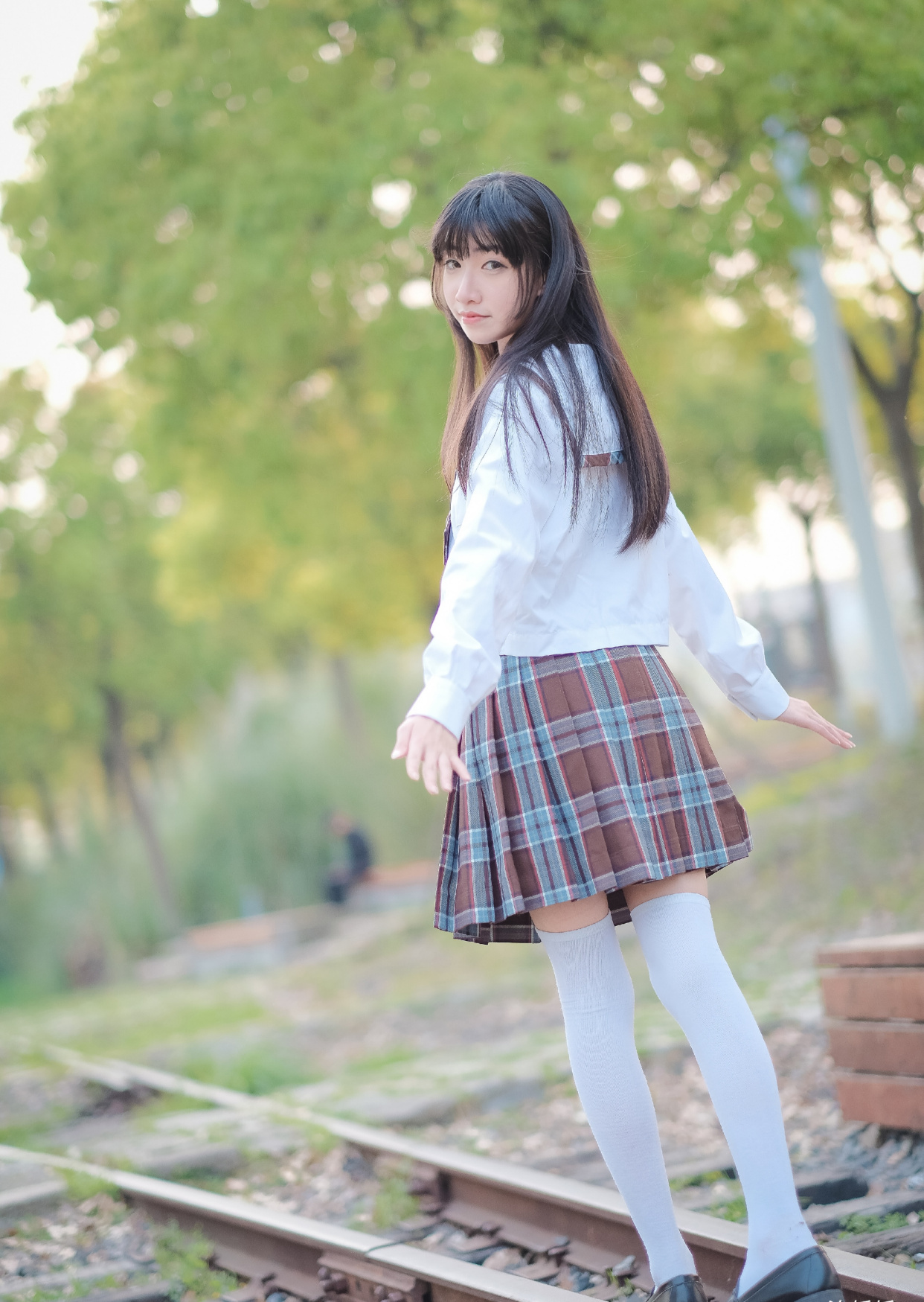 穿过膝"白丝"的jk少女,沿着铁路,开始一段没有目的地的旅程