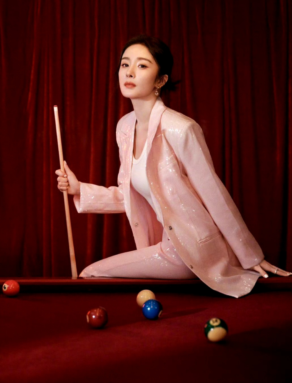 杨幂粉色亮片西装