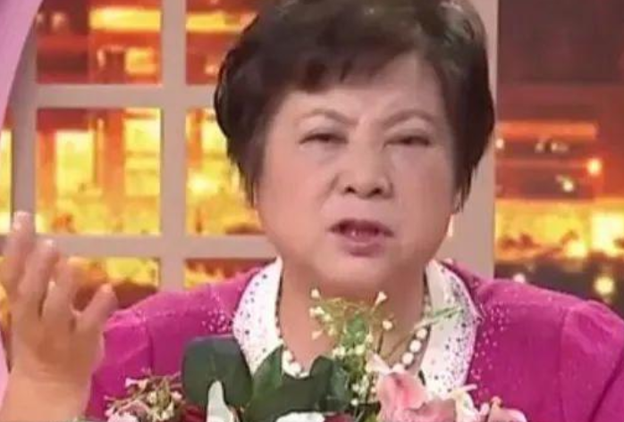 70多岁的柏万青,开启直播带货,被网友质疑倚老卖老