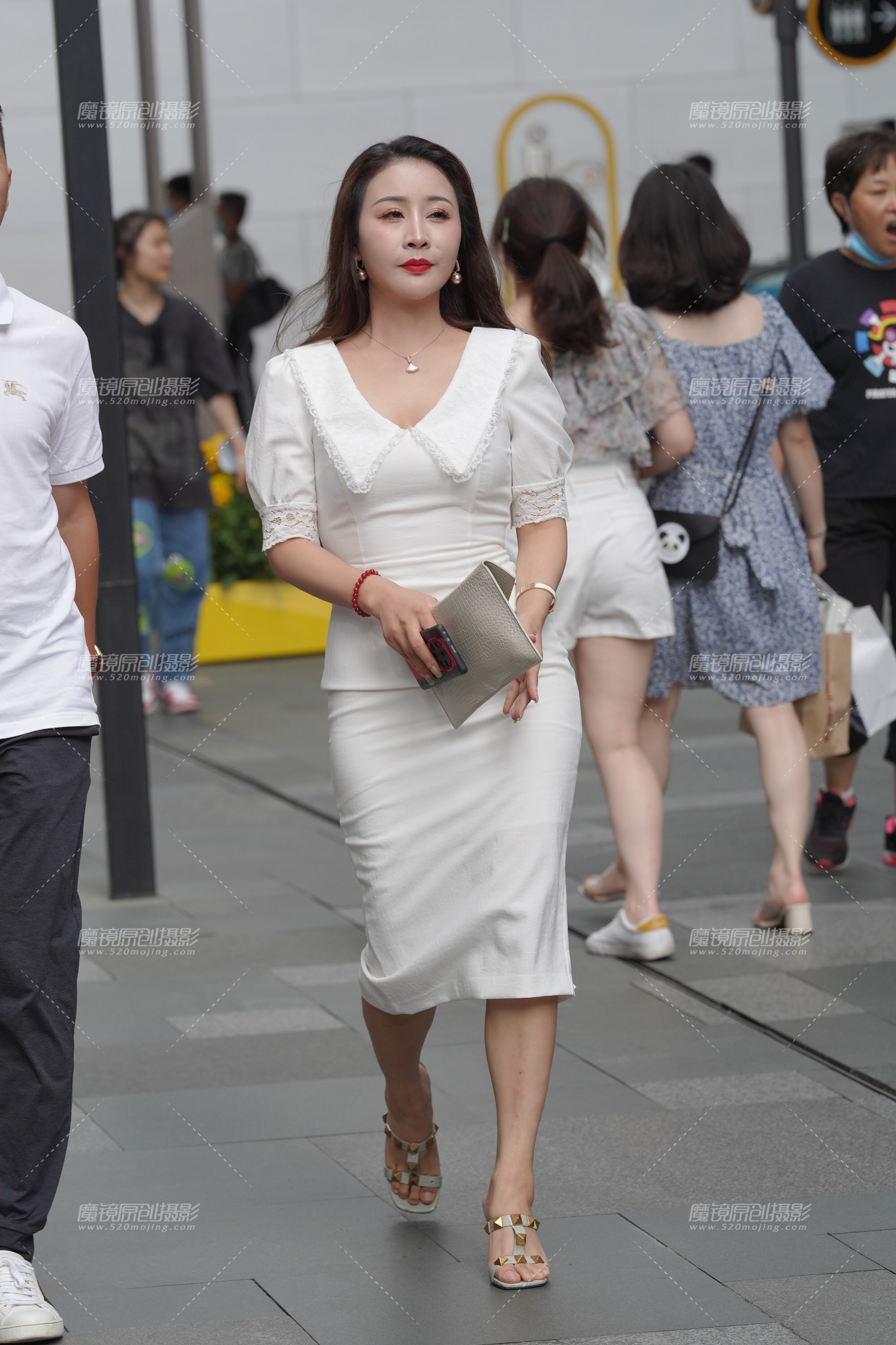 街拍:微胖女人穿白色连衣裙,虽然不显瘦,却更迷人