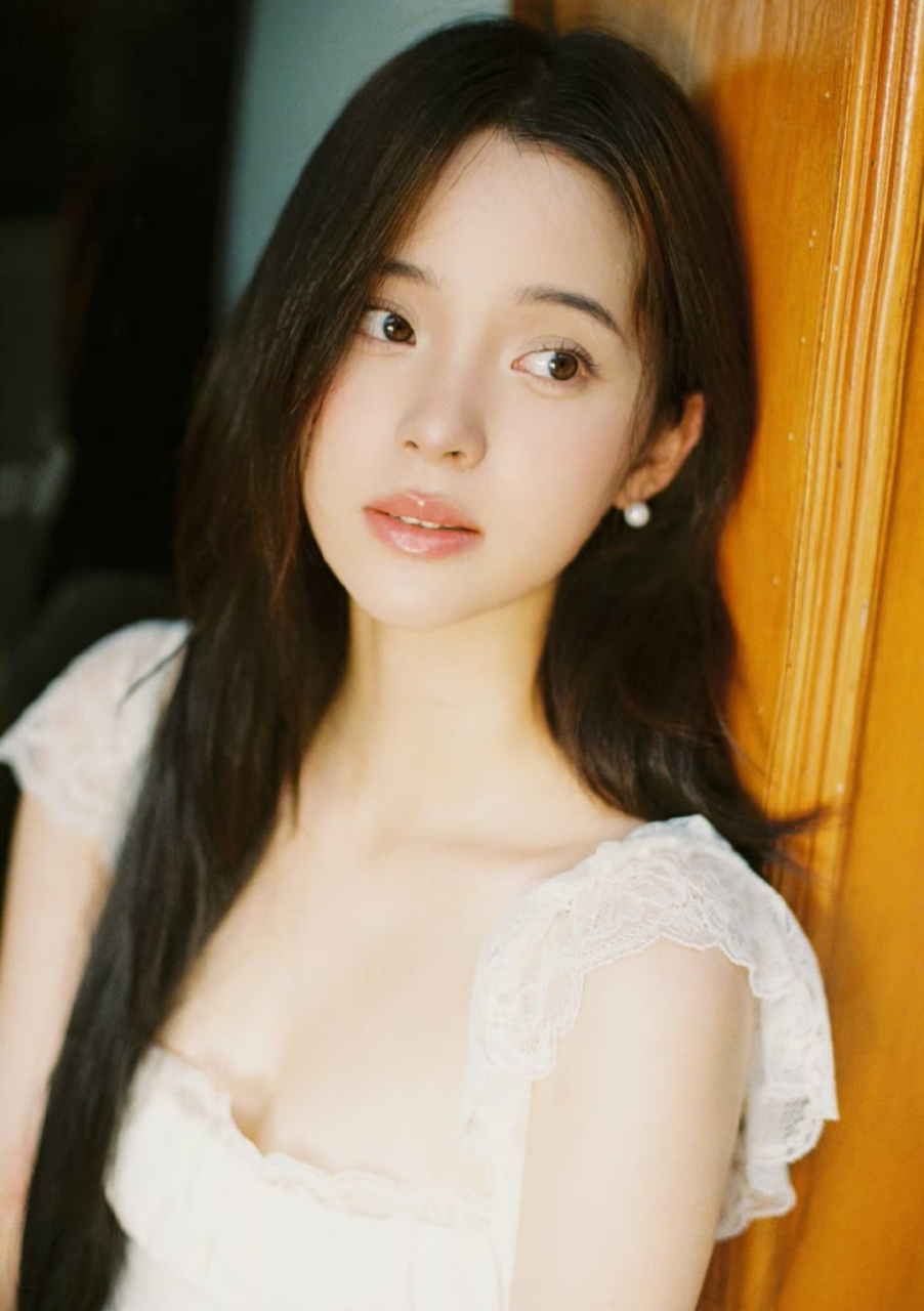 貌美如花,甜美灵动的#欧阳娜娜# 一袭白色蕾丝吊带裙,雪肤玉貌,曼妙