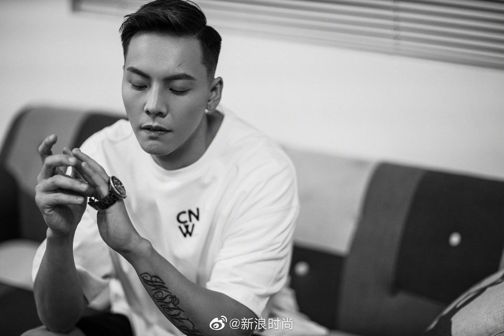 陈伟霆身着简约白t恤,手戴chanelj12腕表,帅气有型,魅力满屏