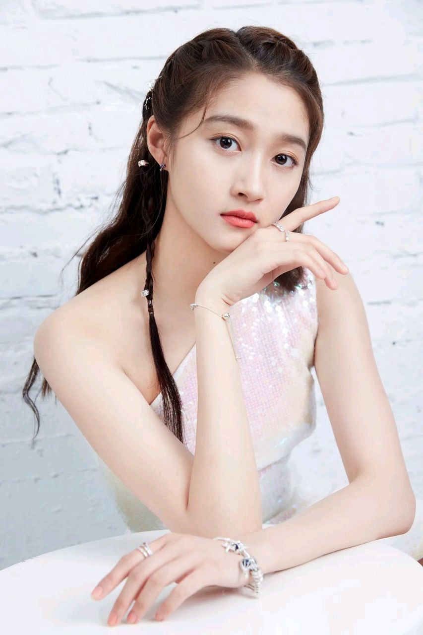 中国内地十大最美90后女明星 李沁第三 1,关晓彤 2,迪丽热巴 3,李沁 4