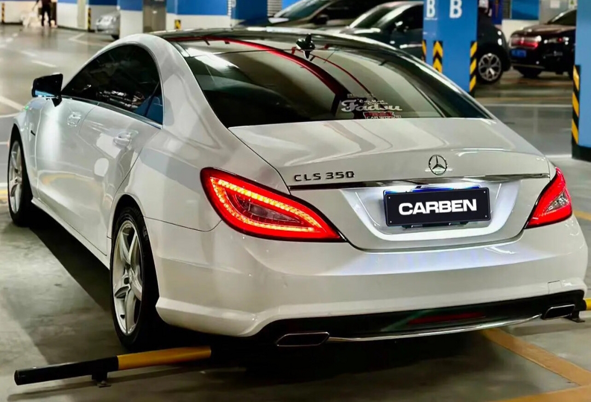 看看现在的奔驰后尾灯,辨识度不高.#奔驰