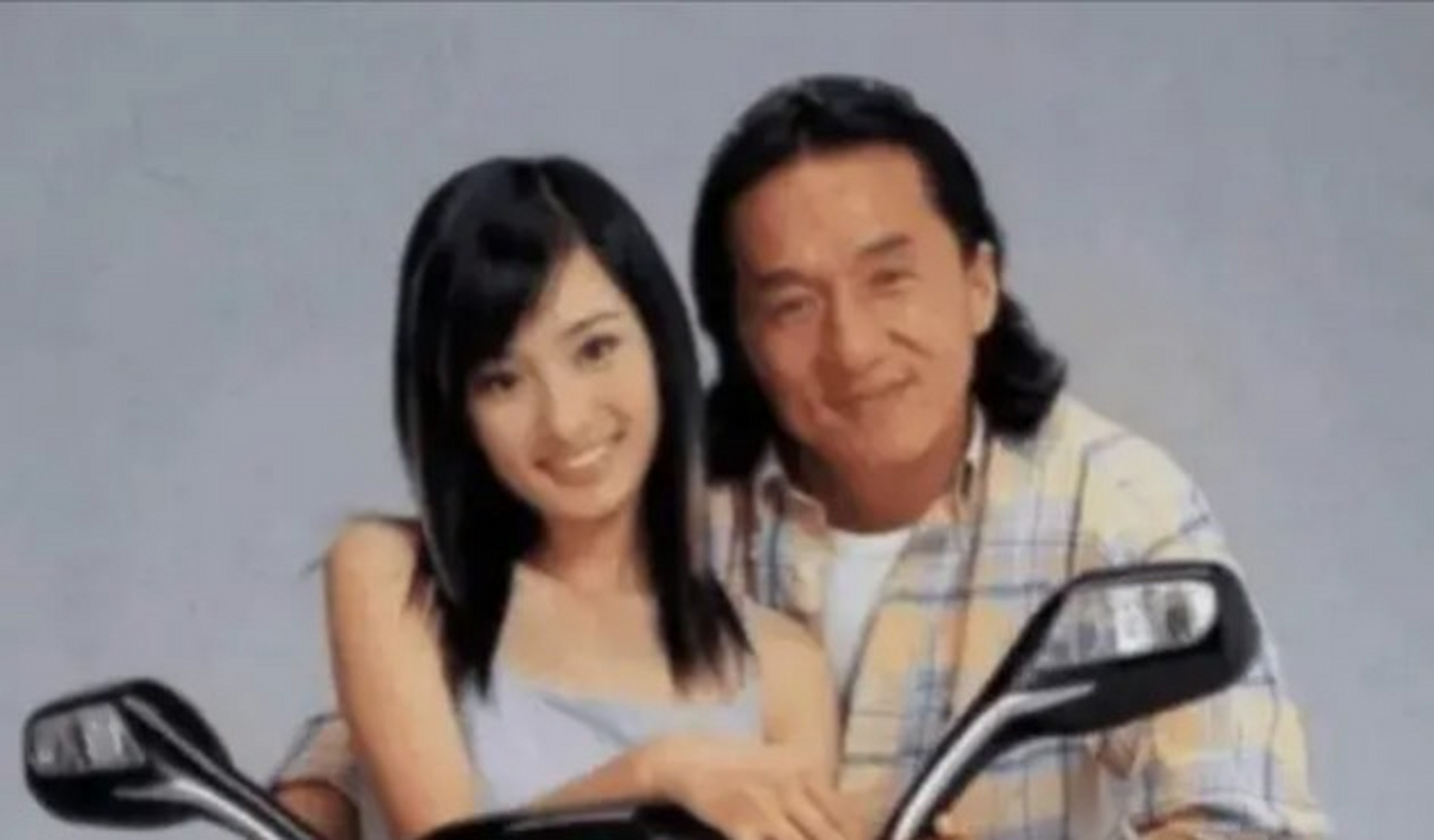 2003年,49岁的成龙和17岁的杨幂拍了一个机车广告,成龙拿到了50万