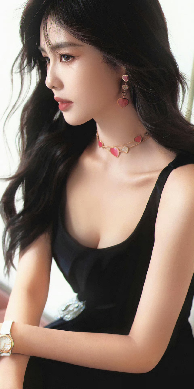 白鹿黑色抹胸吊带礼服出席chopard萧邦品牌活动,这几张超爱,鹿鹿太美