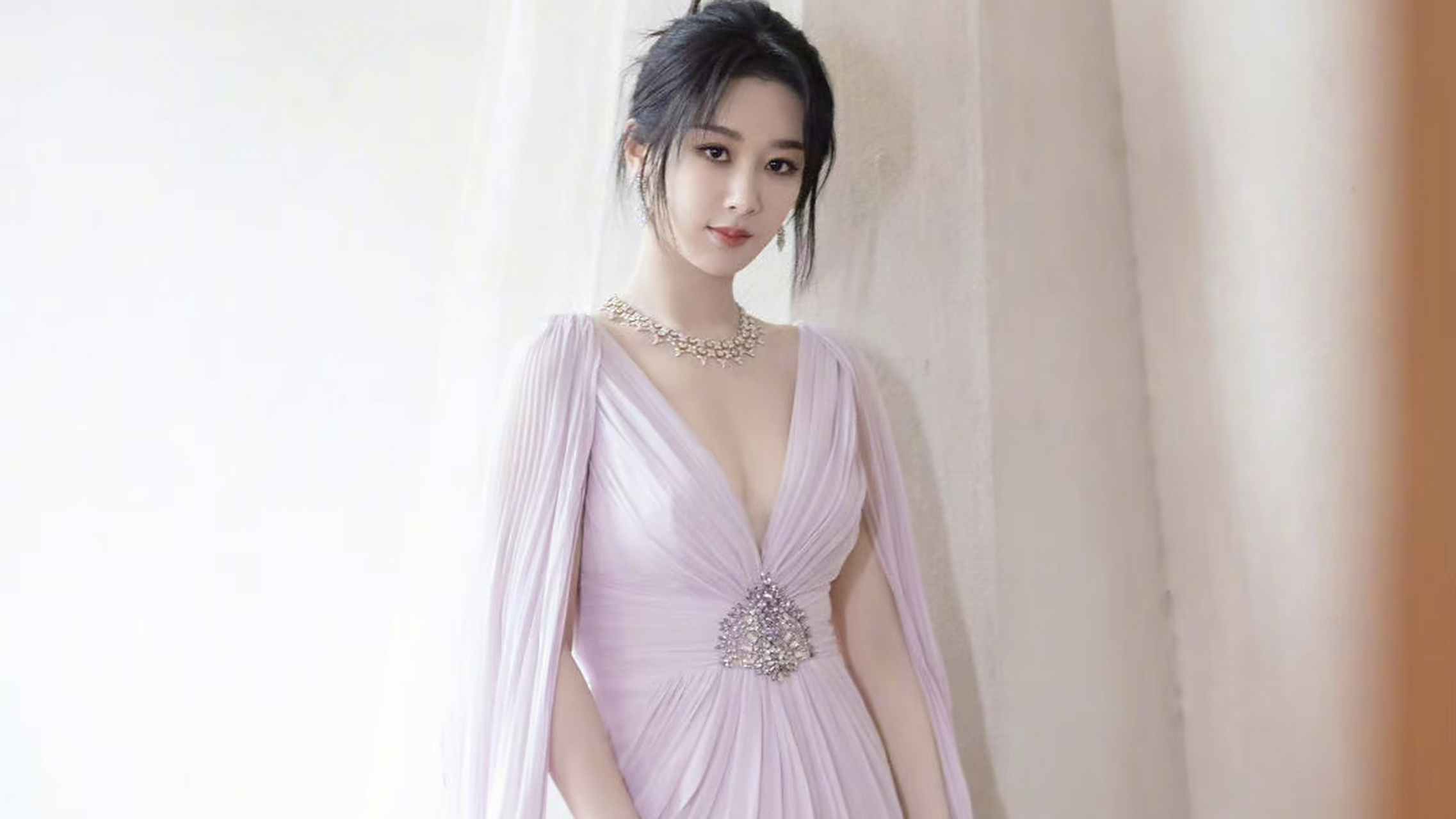 分享杨紫的最新动态和造型大片!