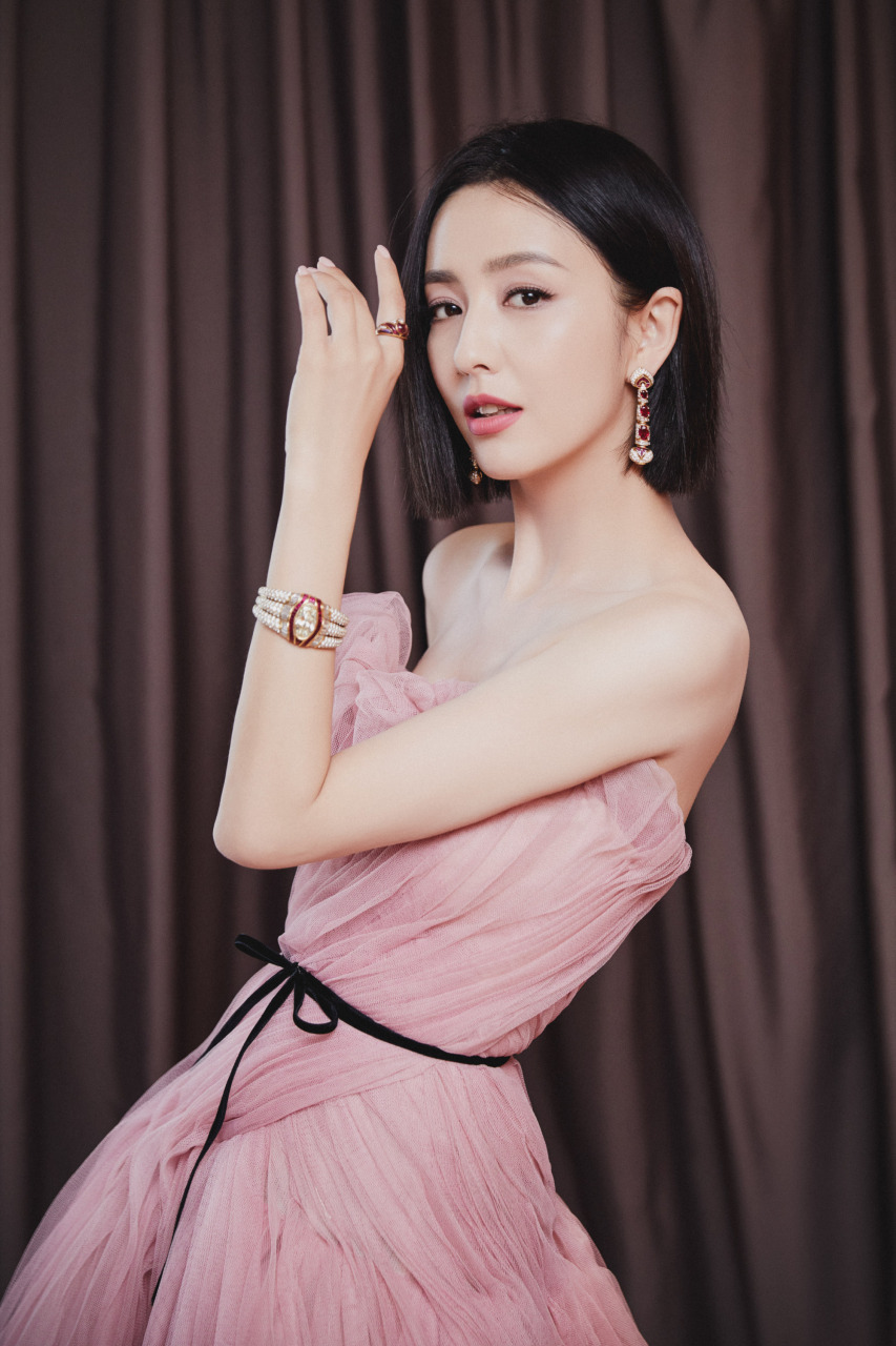 佟丽娅最美粉色抹胸写真!#性感美女# #明星