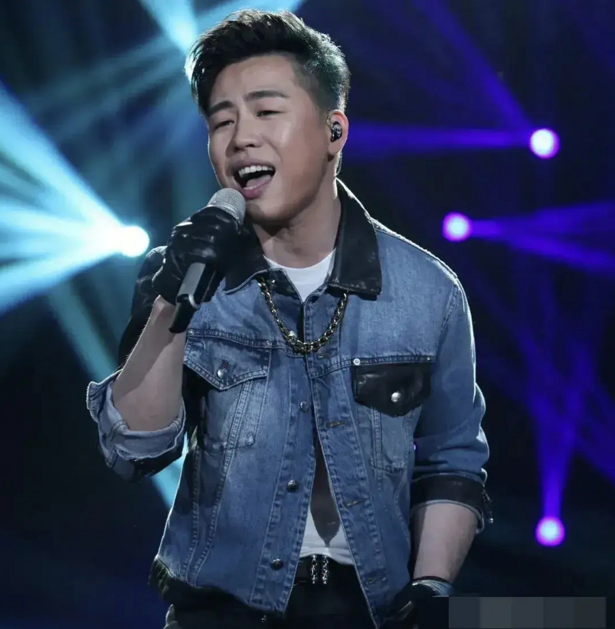 胡彦斌最近在社交媒体上发表了一条回复网友的帖子,他说:"拿冠军是一